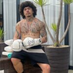 Whindersson Nunes, com luvas de boxe