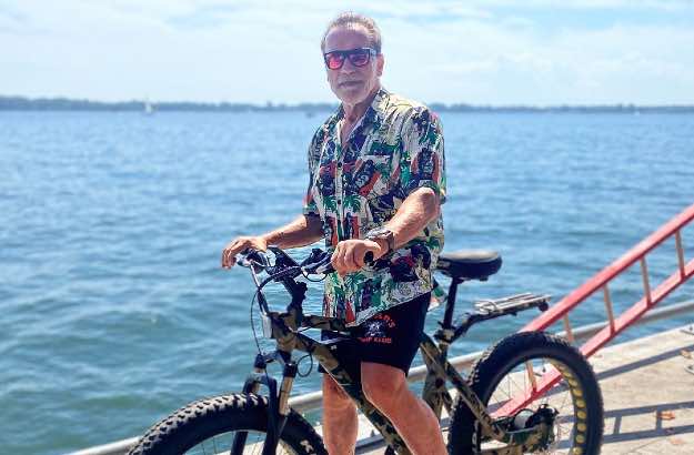 Arnold Schwarzenegger, passeando de bicicleta