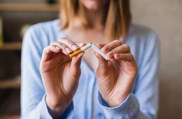 Cigarro de quebra de mão feminina