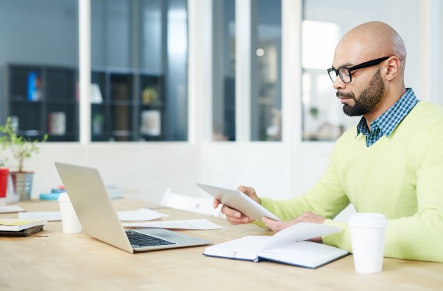 Homem careca trabalhando no escritório 