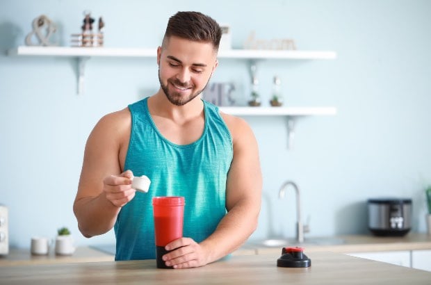 Homem tomando seu pré-treino 