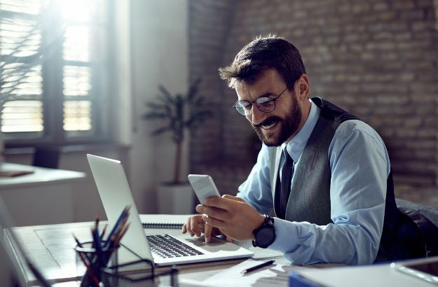 Homem procrastinando no escritório 