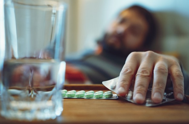 Homem tomando medicamento 