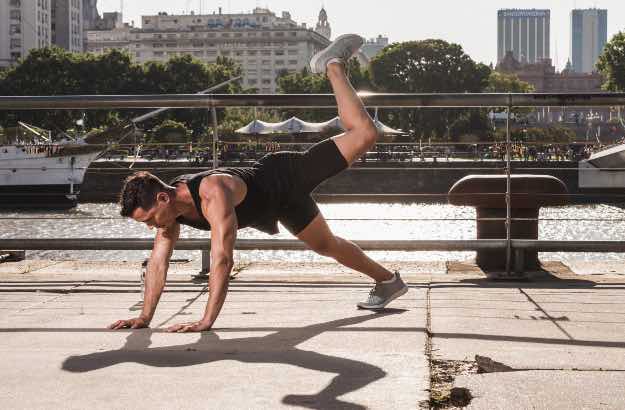 Jovem caucasiano latino treinando ao ar livre 