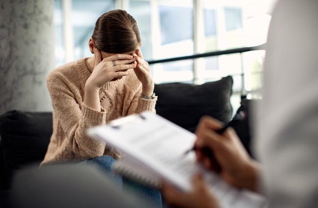 Jovem enfrentando depressão