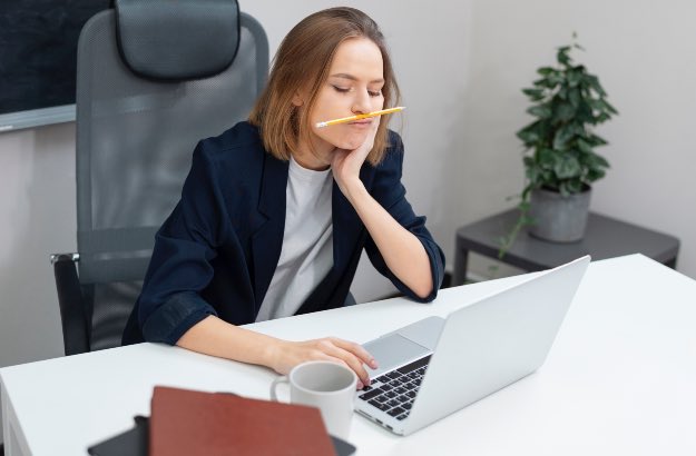 Jovem procrastinando no escritório 