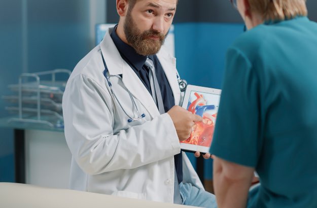 Médico conversando com paciente sobre IA