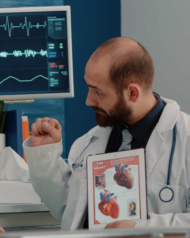 Médico conversando com paciente sobre IA