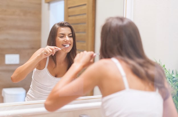 Menina escovando os dentes 