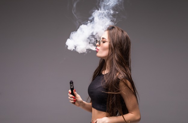 Menina, jovem usando vape 