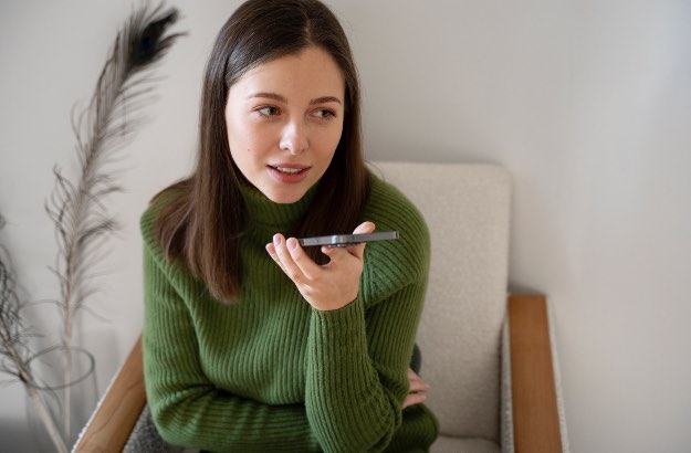 Mulher falando em seu smarphone para detectar diabetes 