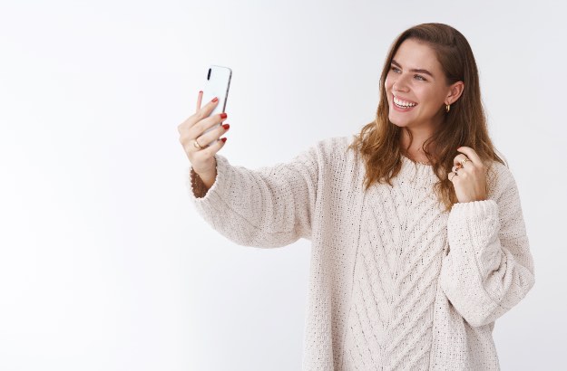 Mulher tirando selfie, fundo branco 