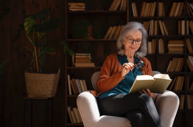 Mulher lendo em seu escritório 