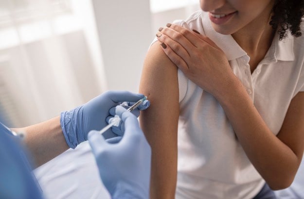 Mulher se vacinando 