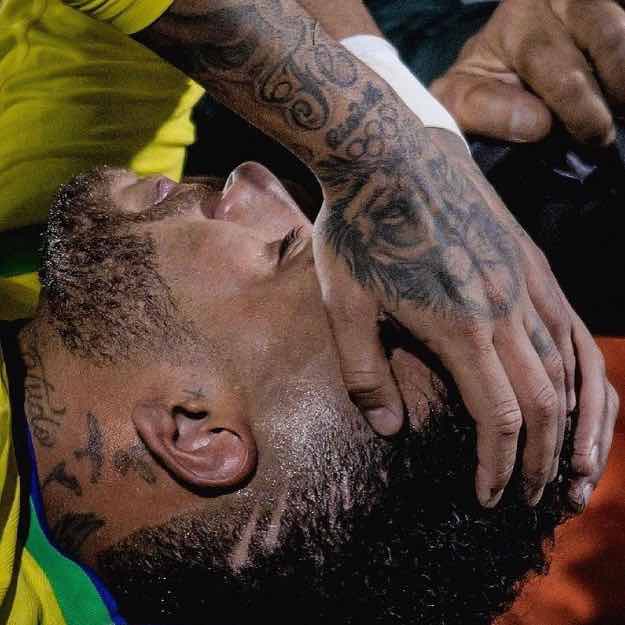 Neymar no momento da lesão 