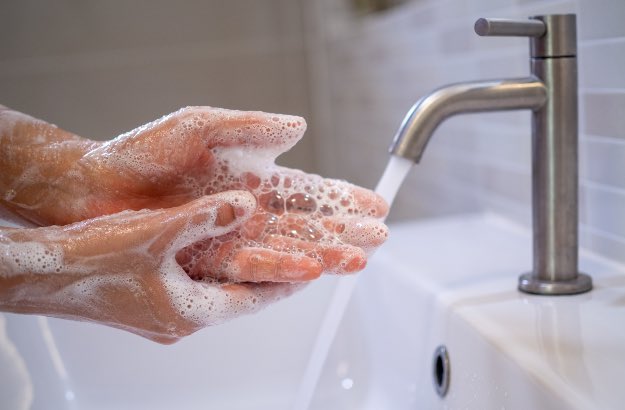 Pessoa lavando as mãos 