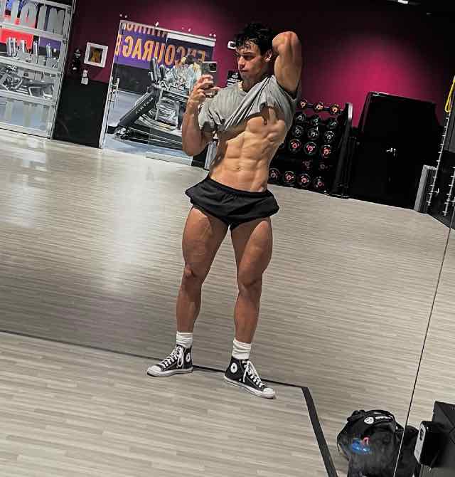 Victor Alexandre exibe corpo definido 