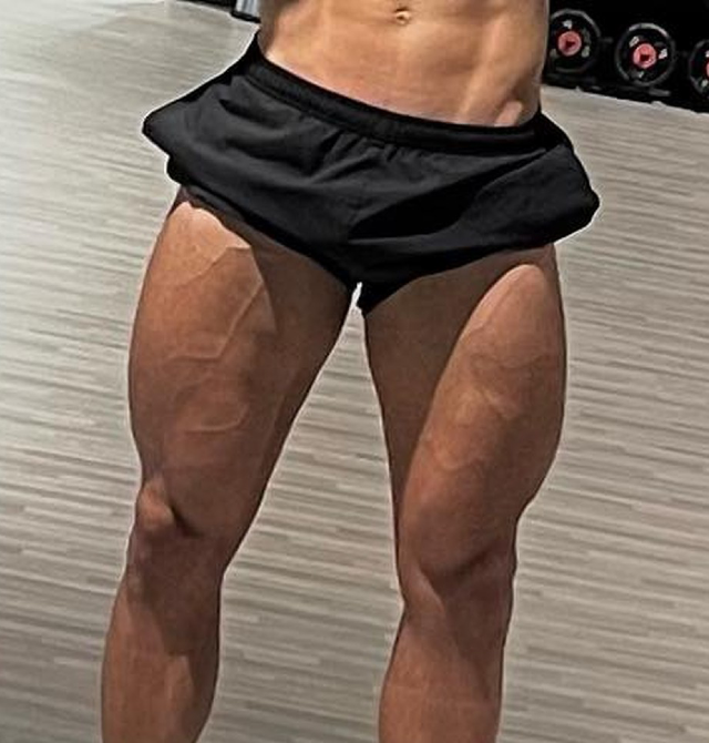 Victor Alexandre exibe corpo definido