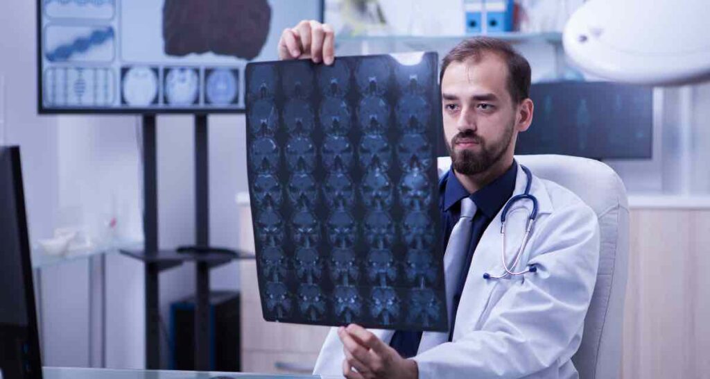 Médico jovem examinando radiografia 