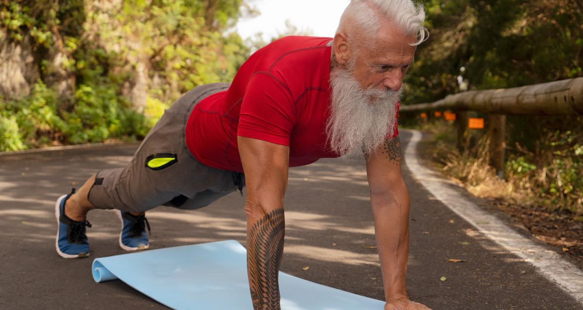 Homem maduro realizando exercício ao ar livre para fortalecer o core