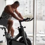 Homem praticando aeróbico em academia para definição muscular