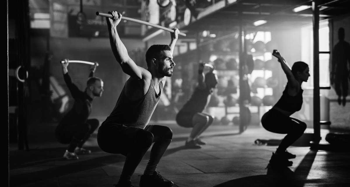 Pessoas treinando Crossfit na academia para definição corporal