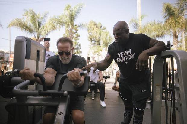 Arnold Schwarzenegger treinando com Ronnie