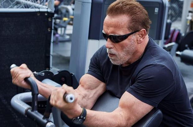 Arnold Schwarzenegger treinando 