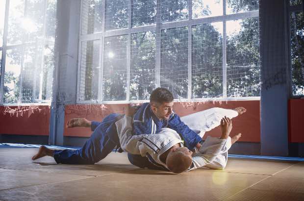 Competidores de jiu-jitsu treinando para campeonato