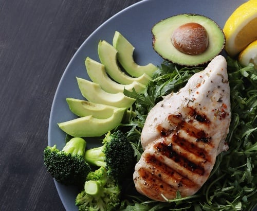 Dieta saudável com proteínas, gorduras e legumes 