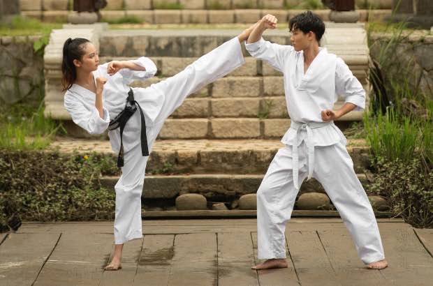 Jovens treinando kung fu para melhoria do desenvolvimento 