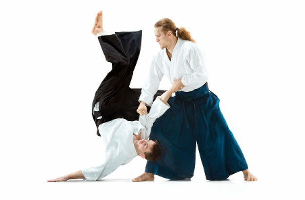 Dois lutadores de Aikido treinando para campeonato