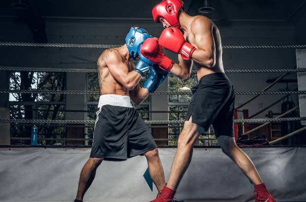 Dois lutadores de boxe treinando por lazer após um dia de trabalho 