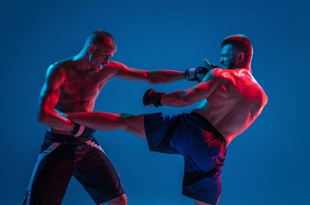 Dois lutadores de kickboxing treinando para melhorar desempenho em competição nacional