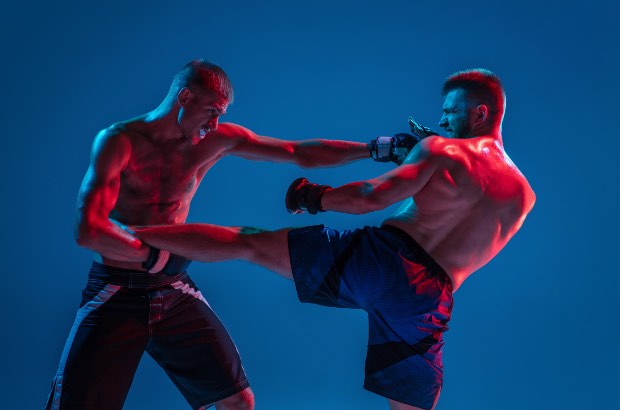Dois lutadores de kickboxing treinando para melhorar desempenho em competição nacional