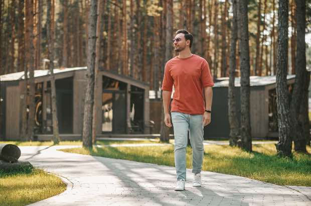 Homem jovem caminhando ao ar livre 