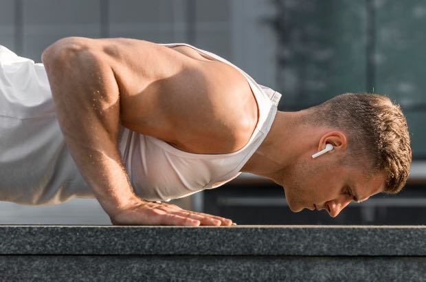 Homem treinando flexão ao ar livre