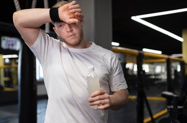 Jovem desidratado passando mal na academia