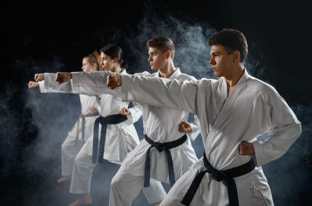 Jovens treinando karate para disputar competições competições