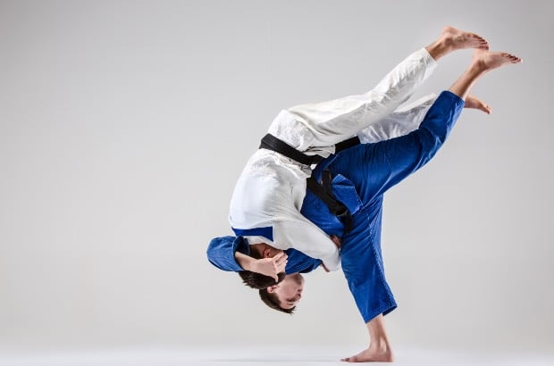 Judocas faixa pretas praticando judô para competição