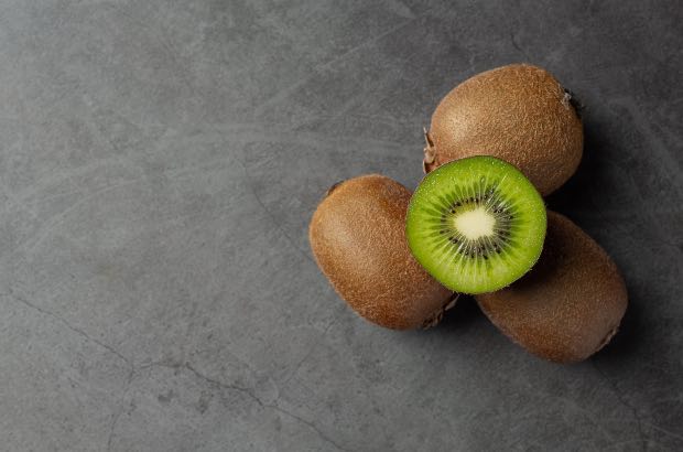 Kiwi em fundo cinza 