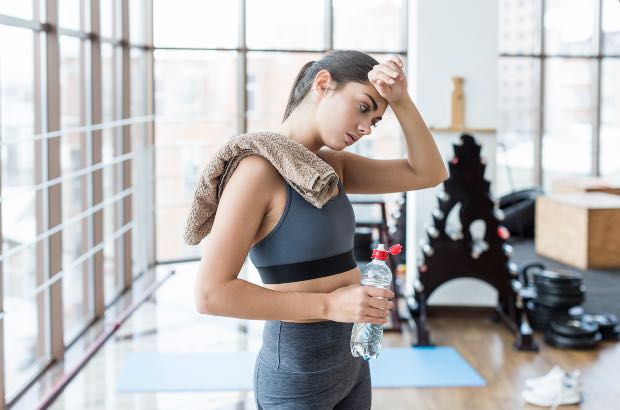 Mulher durante treino com ressaca após bebedeira 