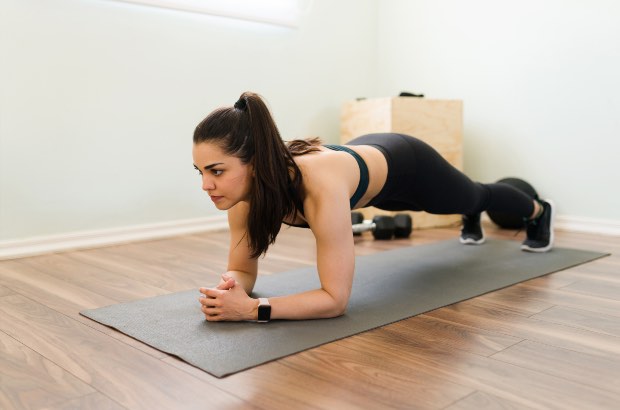 Mulher fazendo exercício de prancha 