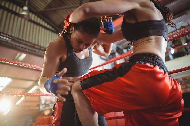 Mulheres treinando Muay Thai para desenvolvimento da autodefesa e melhoria do corpo