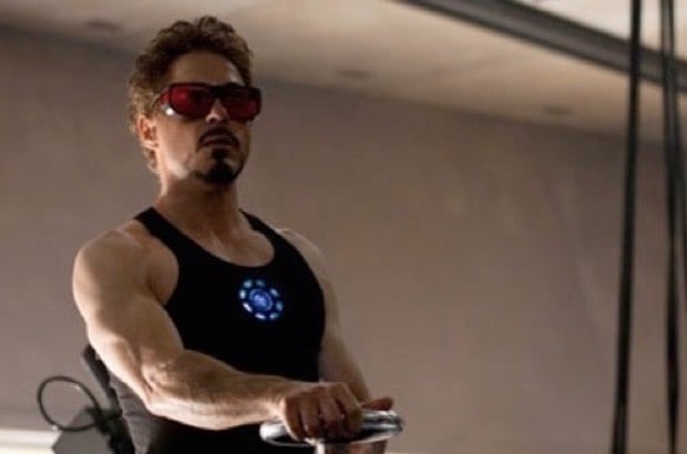 Robert Downey Jr. em Tony Stark atuando em Iron Man 3