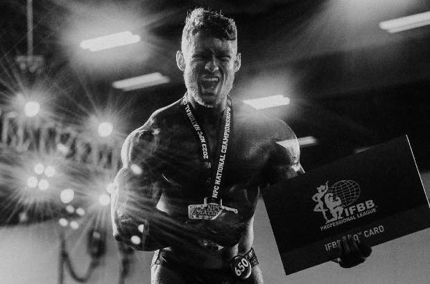 Anton Ratushnyi após ganhar o Classic Physique Pro no Texas 