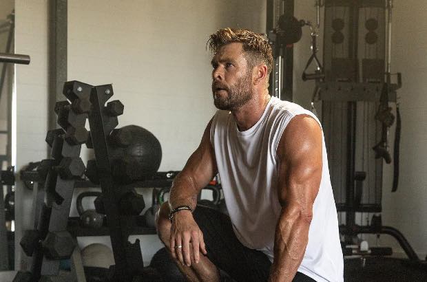 Chris Hemsworth descansando durante o treinamento