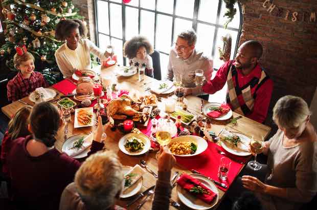 Família reunida para ceia de natal em família 