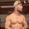 Chris Hemsworth sem camisa em pós treino na academia