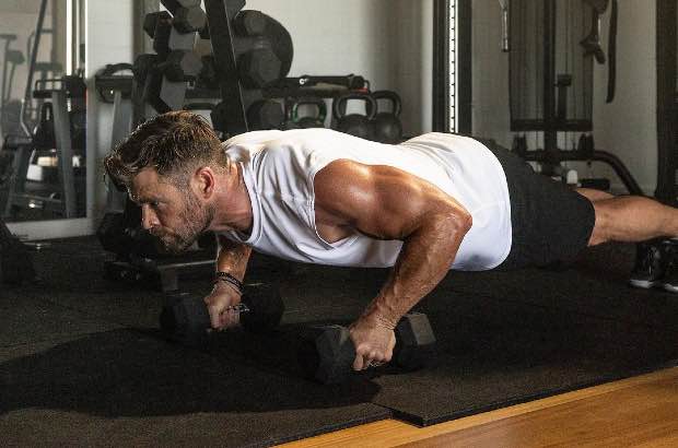 Chris Hemsworth treinando flexão de braço na academia